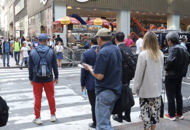 New York Belediye Başkanı 'na karşı protesto, Adams kaçak göçmenlere karşı. 21 Eylül 2023, New York, ABD: Çok az sayıda insan, Amerikalı aktivist Curtis Sliwa (kırmızılı) ile birlikte, New York Belediye Başkanı Eric Adams 'ı protesto etmek için bir araya geldi.