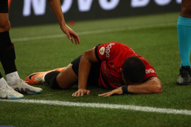 CURITIBA (PR) Bazil 09 / 21 / 2023 - Vitor Roque, Athletico PR ve Internacional arasında oynanan maçta sarı kart alan NR 22 oyuncusu Nico Hernandez 'in sert müdahalesi sonrasında yaralandı