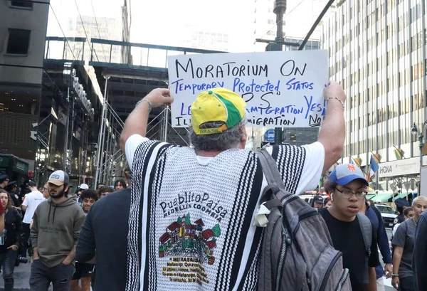 New York Belediye Başkanı Karşı Protesto Adams Kaçak Göçmenlere Karşı — Stok fotoğraf