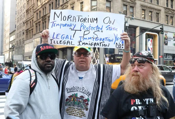 抗议纽约市市长亚当斯非法移民 2023年9月21日 美国纽约 很少有人在美国活动家柯蒂斯 斯利瓦 的见证下聚集在一起抗议纽约市市长埃里克 亚当斯 — 图库照片