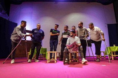 Engelli Filistinliler, Gazze Medusa adlı tiyatro performanslarını sergiliyorlar. 22 Eylül 2023, Gazze, Filistin