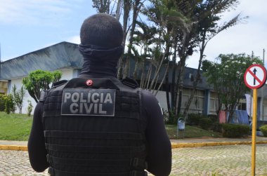 NATAL (RN), Brezilya 09 / 22 / 2023 - Yolsuzlukla Mücadele ve Para Aklamayla Mücadele Dairesi 'nden (DECCOR) sivil polis memurları bu Cuma günü erken saatlerde Natal' da 