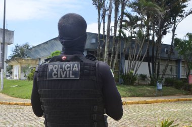 NATAL (RN), Brezilya 09 / 22 / 2023 - Yolsuzlukla Mücadele ve Para Aklamayla Mücadele Dairesi 'nden (DECCOR) sivil polis memurları bu Cuma günü erken saatlerde Natal' da 