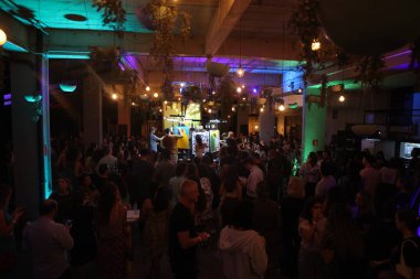 Sao Paulo (SP), Brezilya 09 / 21 / 2023 - Brezilya 'nın çeşitli bölgelerinden 8 sanatçı, Brezilya' nın Brasilidades temalı yeni Lighters koleksiyonunu piyasaya süren Bic markası için açılış partisi 