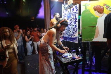 Sao Paulo (SP), Brezilya 09 / 21 / 2023 - Brezilya 'nın çeşitli bölgelerinden 8 sanatçı, Brezilya' nın Brasilidades temalı yeni Lighters koleksiyonunu piyasaya süren Bic markası için açılış partisi 