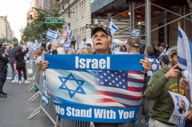 İsrailli gurbetçiler ve ABD 'li Yahudiler Başbakan Netanyahu' nun BM ziyareti sırasında protesto gösterisi düzenlediler. 21 Eylül 2023, New York, New York, ABD: Bir adam İsrail 'i elinde tutuyor Başbakan Benjamin Netanyah' ın karşısındaki bir protestoda sizinle birlikteyiz