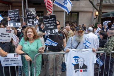 İsrailli gurbetçiler ve ABD 'li Yahudiler Başbakan Netanyahu' nun BM ziyareti sırasında protesto gösterisi düzenlediler. 21 Eylül 2023, New York, New York, ABD: İsrail oyları ve Başbakan Netanyahu 'nun desteğiyle İsrail bayrakları ve tabelaları tutan insanlar 