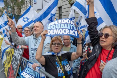 İsrailli gurbetçiler ve ABD 'li Yahudiler Başbakan Netanyahu' nun BM ziyareti sırasında protesto gösterisi düzenlediler. 21 Eylül 2023, New York, New York, ABD: Bir kadın, adli revizyon muhalefetinde Özgürlük Eşitliği Demokrasi işareti taşıyor 