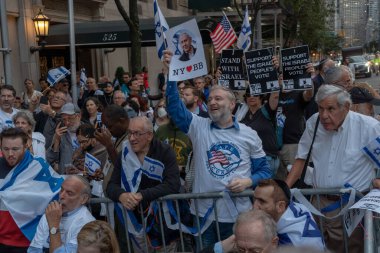 İsrailli gurbetçiler ve ABD 'li Yahudiler Başbakan Netanyahu' nun BM ziyareti sırasında protesto gösterisi düzenlediler. 21 Eylül 2023, New York, New York, ABD: İsrail oyları ve Başbakan Netanyahu 'nun desteğiyle İsrail bayrakları ve tabelaları tutan insanlar 