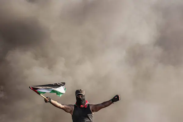 Manifestanti Palestinesi Bruciano Pneumatici Durante Una Protesta Contro Ripetuti Attacchi — Foto Stock