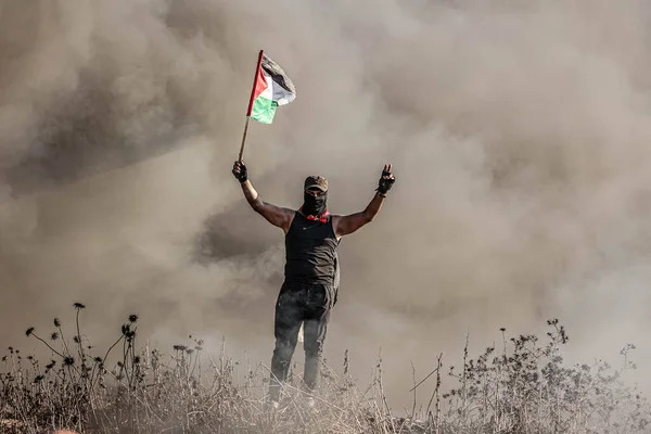 巴勒斯坦示威者在抗议不断袭击阿克萨清真寺庭院的过程中焚烧轮胎 2023年9月22日加沙 巴勒斯坦 — 图库照片