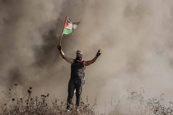 Manifestanti Palestinesi Bruciano Pneumatici Durante Una Protesta Contro Ripetuti Attacchi — Foto Stock