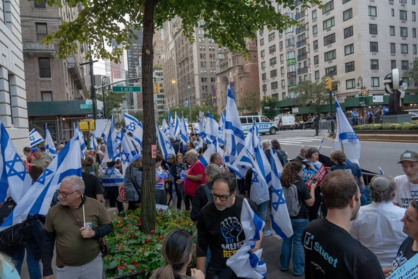 ネタニヤフ首相の国連訪問の間 イスラエルのエキスパートと米ユダヤ人は抗議する 2023年9月21日 ニューヨーク アメリカ合衆国 イスラエルの旗とイスラエルの民主主義を支持する兆候を保持するイスラエル駐在員の大半 — ストック写真