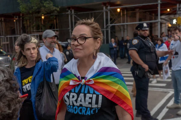 ネタニヤフ首相の国連訪問の間 イスラエルのエキスパートと米ユダヤ人は抗議する 2023年9月21日 ニューヨーク プライドフラッグを持つ女性が司法のオーバーホール抗議に反対して到着 — ストック写真