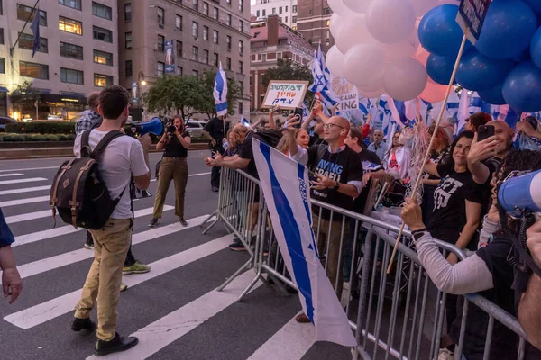 ネタニヤフ首相の国連訪問の間 イスラエルのエキスパートと米ユダヤ人は抗議する 2023年9月21日 ニューヨーク アメリカ合衆国 イスラエルの旗とイスラエルの民主主義を支持する兆候を保持するイスラエル駐在員の大半 — ストック写真