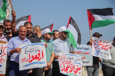 Filistinliler, İsrail 'in Gazze üzerindeki ablukasının kaldırılmasını protesto etti ve talep etti. 