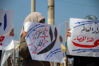 Filistinliler, İsrail 'in Gazze üzerindeki ablukasının kaldırılmasını protesto etti ve talep etti. 