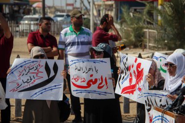 Filistinliler, İsrail 'in Gazze üzerindeki ablukasının kaldırılmasını protesto etti ve talep etti. 
