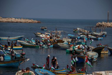 Filistinliler, İsrail 'in Gazze üzerindeki ablukasının kaldırılmasını protesto etti ve talep etti. 
