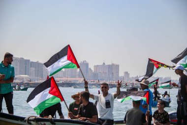 Filistinliler, İsrail 'in Gazze üzerindeki ablukasının kaldırılmasını protesto etti ve talep etti. 