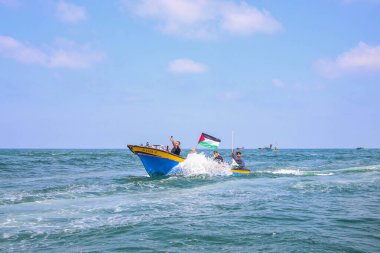 Filistinliler, İsrail 'in Gazze üzerindeki ablukasının kaldırılmasını protesto etti ve talep etti. 