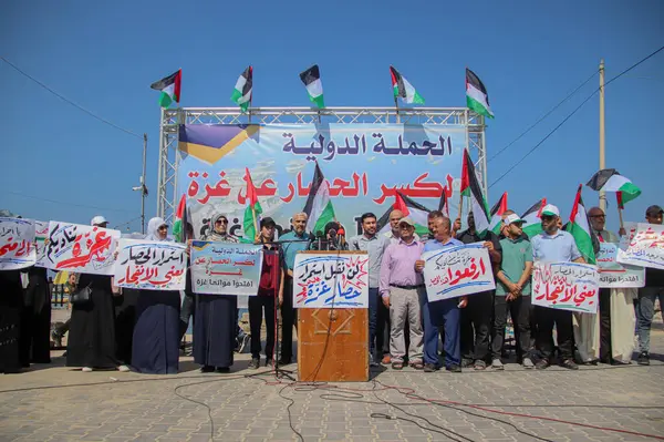 Filistinliler, İsrail 'in Gazze üzerindeki ablukasının kaldırılmasını protesto etti ve talep etti. 