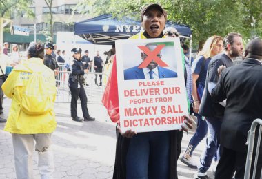 New York 'ta Birleşmiş Milletler önünde Senegal protestosu. 19 Eylül 2023, New York, ABD: UNGA 78 yılındaki BM genel merkezi önünde düzenlenen Senegal protestosu, demokrasinin Fransız hükümeti tarafından diktatör kukla başkanları tarafından kaçırıldığını ileri sürdü.