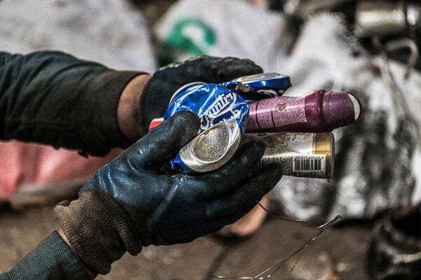 Палестинцы собирают цельную медь для продажи перерабатывающей компании в туннеле к востоку от сектора Газа. 24 сентября 2023 г. Газа, Палестина