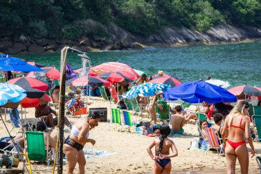 Rio de Janeiro (RJ) Brezilya 09 / 25 / 2023 - Bu Pazartesi (25) Rio de Janeiro 'nun güneyindeki Vermelha plajında havuz temizleme hareketi) 