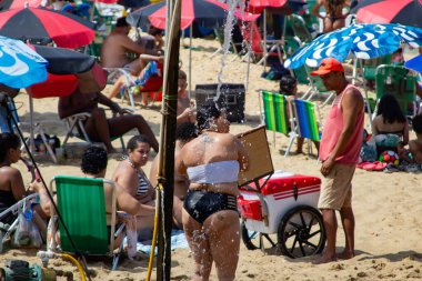 Rio de Janeiro (RJ) Brezilya 09 / 25 / 2023 - Bu Pazartesi (25) Rio de Janeiro 'nun güneyindeki Vermelha plajında havuz temizleme hareketi) 