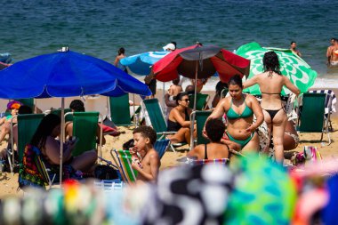 Rio de Janeiro (RJ) Brezilya 09 / 25 / 2023 - Bu Pazartesi (25) Rio de Janeiro 'nun güneyindeki Vermelha plajında havuz temizleme hareketi) 