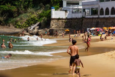 Rio de Janeiro (RJ) Brezilya 09 / 25 / 2023 - Bu Pazartesi (25) Rio de Janeiro 'nun güneyindeki Vermelha plajında havuz temizleme hareketi) 