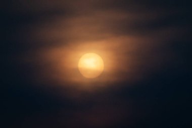 Rio de Janeiro (RJ) Brezilya 09 / 25 / 2023 - Avrupa 'da gün batımı yaklaşık bir saat sürerken, Brezilya' da bu dönem ortalama 25 dakikadır. Pazartesi öğleden sonra günbatımı (25)