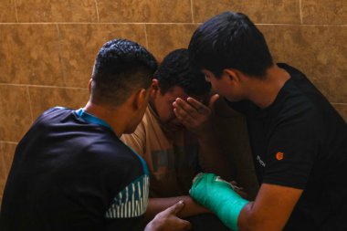 Filistinli akrabalar kuzey Gazze 'deki Beit Lahia' daki Majdi Ghabayen 'in cenazesinde yas tutuyorlar. 25 Eylül 2023. Gazze, Filistin: Protestoda yer alan 18 yaşındaki Majdi Ghabayen 'in Filistinli akrabaları 