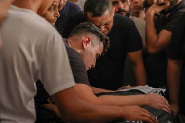 Filistinli akrabalar kuzey Gazze 'deki Beit Lahia' daki Majdi Ghabayen 'in cenazesinde yas tutuyorlar. 25 Eylül 2023. Gazze, Filistin: Protestoda yer alan 18 yaşındaki Majdi Ghabayen 'in Filistinli akrabaları 