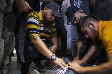 Filistinli akrabalar kuzey Gazze 'deki Beit Lahia' daki Majdi Ghabayen 'in cenazesinde yas tutuyorlar. 25 Eylül 2023. Gazze, Filistin: Protestoda yer alan 18 yaşındaki Majdi Ghabayen 'in Filistinli akrabaları 