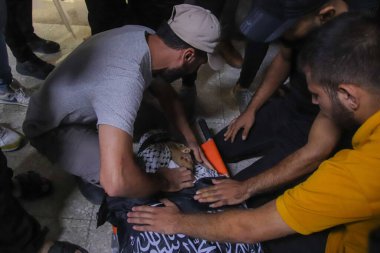 Filistinli akrabalar kuzey Gazze 'deki Beit Lahia' daki Majdi Ghabayen 'in cenazesinde yas tutuyorlar. 25 Eylül 2023. Gazze, Filistin: Protestoda yer alan 18 yaşındaki Majdi Ghabayen 'in Filistinli akrabaları 