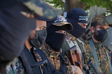 Filistinli akrabalar kuzey Gazze 'deki Beit Lahia' daki Majdi Ghabayen 'in cenazesinde yas tutuyorlar. 25 Eylül 2023. Gazze, Filistin: Protestoda yer alan 18 yaşındaki Majdi Ghabayen 'in Filistinli akrabaları 