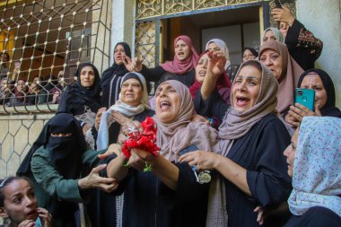 Filistinli akrabalar kuzey Gazze 'deki Beit Lahia' daki Majdi Ghabayen 'in cenazesinde yas tutuyorlar. 25 Eylül 2023. Gazze, Filistin: Protestoda yer alan 18 yaşındaki Majdi Ghabayen 'in Filistinli akrabaları 