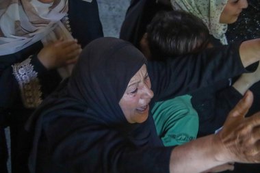 Filistinli akrabalar kuzey Gazze 'deki Beit Lahia' daki Majdi Ghabayen 'in cenazesinde yas tutuyorlar. 25 Eylül 2023. Gazze, Filistin: Protestoda yer alan 18 yaşındaki Majdi Ghabayen 'in Filistinli akrabaları 
