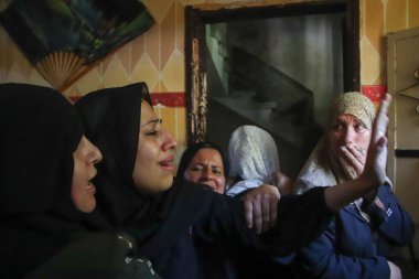 Filistinli akrabalar kuzey Gazze 'deki Beit Lahia' daki Majdi Ghabayen 'in cenazesinde yas tutuyorlar. 25 Eylül 2023. Gazze, Filistin: Protestoda yer alan 18 yaşındaki Majdi Ghabayen 'in Filistinli akrabaları 