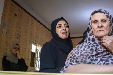 Filistinli akrabalar kuzey Gazze 'deki Beit Lahia' daki Majdi Ghabayen 'in cenazesinde yas tutuyorlar. 25 Eylül 2023. Gazze, Filistin: Protestoda yer alan 18 yaşındaki Majdi Ghabayen 'in Filistinli akrabaları 