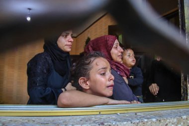 Filistinli akrabalar kuzey Gazze 'deki Beit Lahia' daki Majdi Ghabayen 'in cenazesinde yas tutuyorlar. 25 Eylül 2023. Gazze, Filistin: Protestoda yer alan 18 yaşındaki Majdi Ghabayen 'in Filistinli akrabaları 