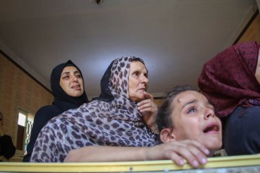 Filistinli akrabalar kuzey Gazze 'deki Beit Lahia' daki Majdi Ghabayen 'in cenazesinde yas tutuyorlar. 25 Eylül 2023. Gazze, Filistin: Protestoda yer alan 18 yaşındaki Majdi Ghabayen 'in Filistinli akrabaları 