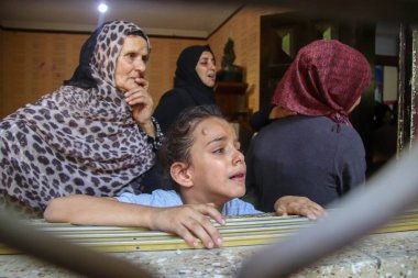 Filistinli akrabalar kuzey Gazze 'deki Beit Lahia' daki Majdi Ghabayen 'in cenazesinde yas tutuyorlar. 25 Eylül 2023. Gazze, Filistin: Protestoda yer alan 18 yaşındaki Majdi Ghabayen 'in Filistinli akrabaları 