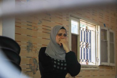 Filistinli akrabalar kuzey Gazze 'deki Beit Lahia' daki Majdi Ghabayen 'in cenazesinde yas tutuyorlar. 25 Eylül 2023. Gazze, Filistin: Protestoda yer alan 18 yaşındaki Majdi Ghabayen 'in Filistinli akrabaları 