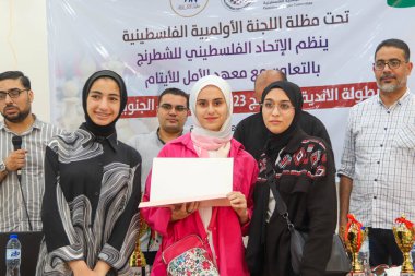 Filistinliler Gazze 'de yerel bir satranç turnuvası sırasında. 25 Eylül 2023. Gazze, Filistin 