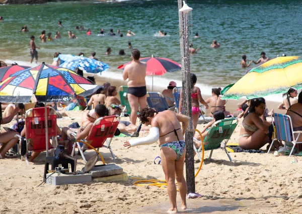 Rio de Janeiro (RJ) Brezilya 09 / 25 / 2023 - Bu Pazartesi (25) Rio de Janeiro 'nun güneyindeki Vermelha plajında havuz temizleme hareketi) 