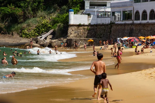 リオデジャネイロ ブラジル 2023 月曜日 リオデジャネイロの南 ウルカのヴェルメルハビーチでの入浴者の移動 — ストック写真