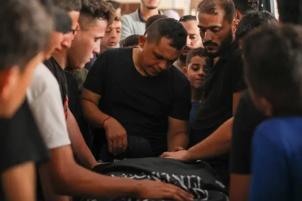 Palestinian Relatives Mourn Funeral Majdi Ghabayen Beit Lahia Northern Gaza — Stock Photo, Image